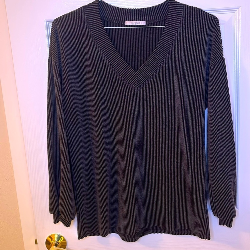 Veveret V-Neck Top Balloon Sleeves Raw Fabric Look Polyester, Rayon, Spandex Sm